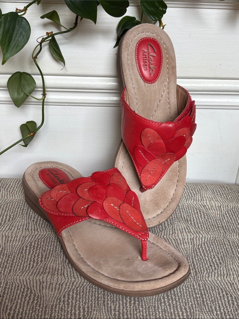 Clarks Coral Red Floral Petal Leaf Feather Leather Thong Sandals  7